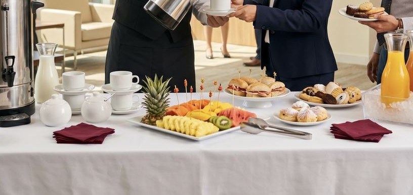 Mesa de bocadillos, fruta fresca y frescos naturales montada para un baby shower